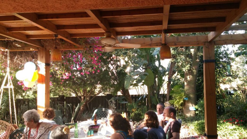 פרגולה מעץ צבע מהגוני